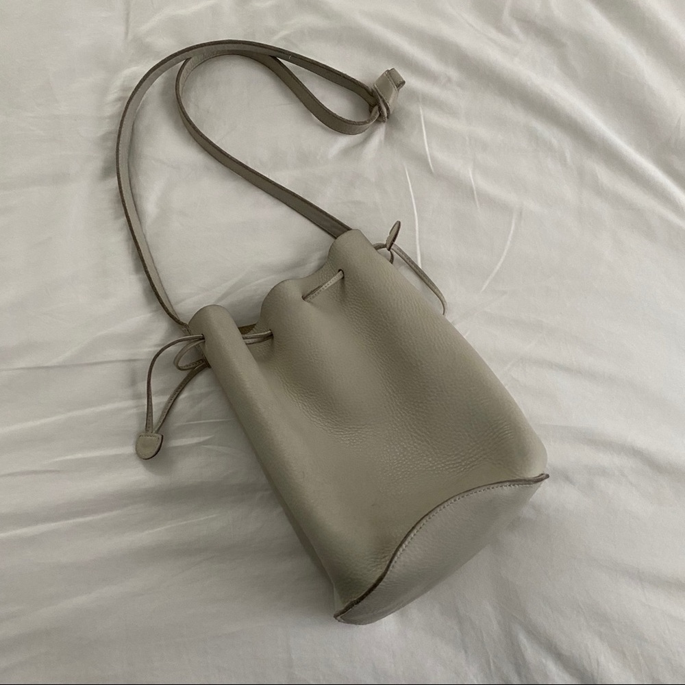 White drawstring baggu bucket bag
